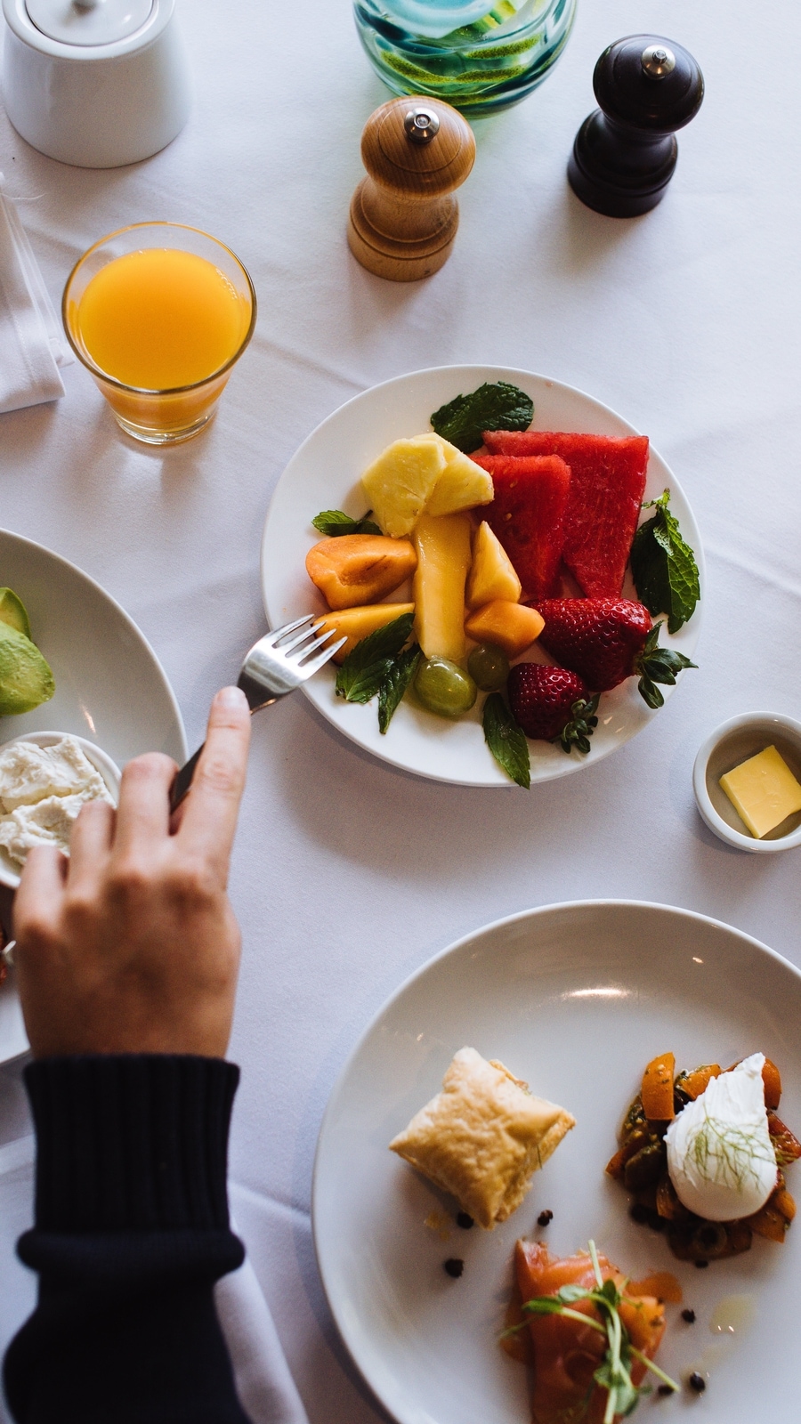 Eating_fruits_using_a_fork