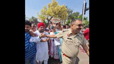 Alleging model code of conduct (MCC) violation by former chief minister Manohar Lal Khattar at an event in Karnal, Congress leaders and workers were detained after they protested outside Dr Mangal Sen Auditorium on Wednesday. (HT Photo)