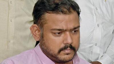 At least six leaders, including Vishal Patil (in pic), have either jumped ship or enter the election fray as an independent, disturbing the poll arithmetic of Mahayuti and MVA. (HT FILE) At least six leaders, including Vishal Patil (in pic), have either jumped ship or enter the election fray as an independent, disturbing the poll arithmetic of Mahayuti and MVA. (HT FILE)