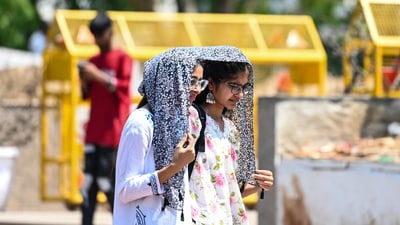 Commuters brave the heat wave in the city on afternoon at Connaught Place, in New Delhi, India, on Monday, April 22, 2024. (Photo by Raj K Raj/ Hindustan Times) Commuters brave the heat wave in the city on afternoon at Connaught Place, in New Delhi, India, on Monday, April 22, 2024. (Photo by Raj K Raj/ Hindustan Times)