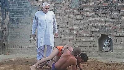 Khalifa teaching nuances of wrestling to budding grapplers in his akhara at Malakpur village in Baghpat (S Raju/Hindustan Times) Khalifa teaching nuances of wrestling to budding grapplers in his akhara at Malakpur village in Baghpat (S Raju/Hindustan Times)