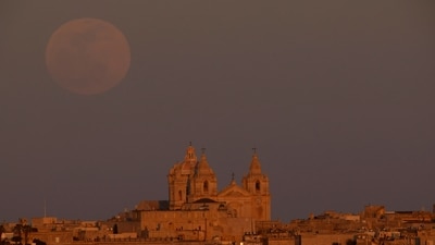 The full moon, also known as the Pink moon, rises behind St Paul's Metropolitan Cathedral in the medieval city of Mdina, Malta April 23, 2024. REUTERS/Darrin Zammit Lupi (REUTERS)