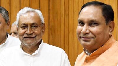 Maheshwar Hazari with Nitish Kumar. (HT FILE) Maheshwar Hazari with Nitish Kumar. (HT FILE)