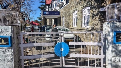 &nbsp;A branch of the State Bank of India (SBI) wears a deserted look during the nationwide strike called by the United Forum of Bank Unions (UFBU) against privatization of the public sector banks in Shimla,&nbsp; (PTI)