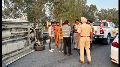 Sadak Surakhya Force personnel reached the spot and rushed the victims to a hospital. (HT Photo) Sadak Surakhya Force personnel reached the spot and rushed the victims to a hospital. (HT Photo)