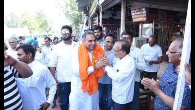 Sanjay Tandon interacting with shopkeepers at the furniture market in Chandigarh on Wednesday. (HT Photo)