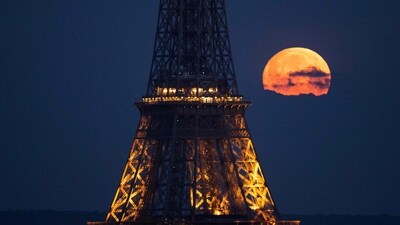TOPSHOT - This photograph taken in Paris on April 23, 2024, shows the April's full moonset, also known as the Pink Moon, seen behind the Eiffel Tower. (Photo by Stefano RELLANDINI / AFP) (AFP) TOPSHOT - This photograph taken in Paris on April 23, 2024, shows the April's full moonset, also known as the Pink Moon, seen behind the Eiffel Tower. (Photo by Stefano RELLANDINI / AFP) (AFP)