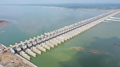 The Telangana government had ordered a judicial inquiry into the sinking of piers of Medigadda barrage and leakages in Sundilla and Annaram barrages (HT) The Telangana government had ordered a judicial inquiry into the sinking of piers of Medigadda barrage and leakages in Sundilla and Annaram barrages (HT)