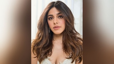 With the help of hairstylist Madhav Trehan, Alaya styled her luscious locks into messy waves, leaving them open at the centre to cascade down her shoulders and complement her chic look perfectly. (Instagram/@alayaf) With the help of hairstylist Madhav Trehan, Alaya styled her luscious locks into messy waves, leaving them open at the centre to cascade down her shoulders and complement her chic look perfectly. (Instagram/@alayaf)