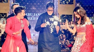 In 2017, did you catch Alia Bhatt and Varun Dhawan dancing down the runway? With none other than Amitabh Bachchan? Varun took to Instagram back then to share a photo of the trio on the ramp at fashion designers Abu Jani and Sandeep Khosla's show. The veteran actor broke into dance with Varun and Alia during his closing walk. Varun was pretty stoked about it and wrote on Instagram, "Just an ordinary day tried to make Amitabh Bachchan dance and he did." 