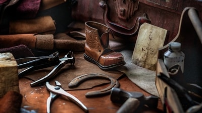 The current Indian Standard IS 1638:1969 specification for footwear is based on the European and French Standards. The current Indian Standard IS 1638:1969 specification for footwear is based on the European and French Standards.