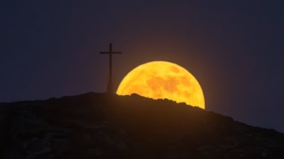 April 23 evening moonrise snapped in Bray, Wicklow, Ireland. (X - Sryan Bruen Photography @sryanbruenphoto) April 23 evening moonrise snapped in Bray, Wicklow, Ireland. (X - Sryan Bruen Photography @sryanbruenphoto)