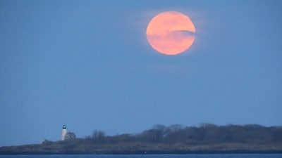 Pink Moon over Saco Bay in Maine, US. (X - Cathy Stackpole @castackpole) Pink Moon over Saco Bay in Maine, US. (X - Cathy Stackpole @castackpole)