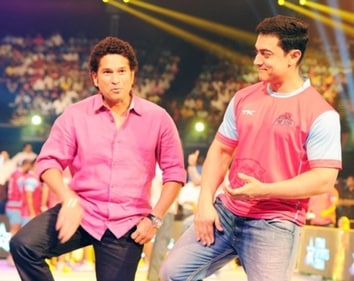 Sachin Tendulkar and Aamir Khan enjoying a light moment Sachin Tendulkar and Aamir Khan enjoying a light moment