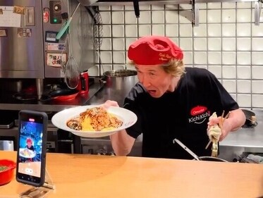 Chef Motokichi Yukimura makes an omurice in a video grab by user @dearandrea_ (Instagram) Chef Motokichi Yukimura makes an omurice in a video grab by user @dearandrea_ (Instagram)