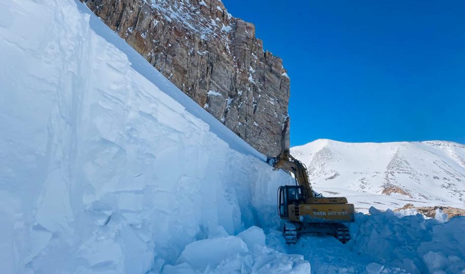 Snow-clearance teams, comprising skilled manpower and state-of-the-art machines, undertook the challenging operation. (HT Photo) Snow-clearance teams, comprising skilled manpower and state-of-the-art machines, undertook the challenging operation. (HT Photo)