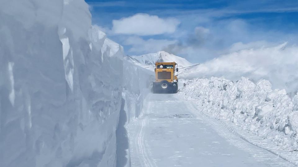 A BRO vehicle plying through a stretch that was cleared on the Leh-Manali highway. (HT Photo) A BRO vehicle plying through a stretch that was cleared on the Leh-Manali highway. (HT Photo)