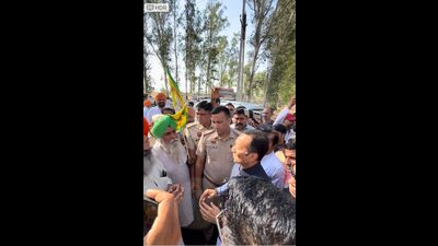 A group of farmers from the Bhartiya Kisan Union (Sir Chotu Ram) on Thursday blocked the cavalcade of BJP’s Kurukshetra nominee Naveen Jindal in Kaithal’s Siwan tehsil. (HT Photo)