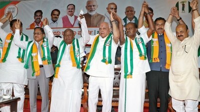 Bengaluru, Mar 29 (ANI): Karnataka Bharatiya Janata Party (BJP) President Vijayendra Yediyurappa along with Janata Dal (Secular) chief HD Deve Gowda, former state CMs B. S. Yediyurappa, HD Kumaraswamy, BS Bommai, BJP Karnataka incharge Radha Mohan Das hold hands at the Coordination Committee Meeting organised by BJP and JD(S) leaders ahead of the 2024 Lok Sabha elections, in Bengaluru on Friday. (ANI Photo) (hd kumaraswamy-X) Bengaluru, Mar 29 (ANI): Karnataka Bharatiya Janata Party (BJP) President Vijayendra Yediyurappa along with Janata Dal (Secular) chief HD Deve Gowda, former state CMs B. S. Yediyurappa, HD Kumaraswamy, BS Bommai, BJP Karnataka incharge Radha Mohan Das hold hands at the Coordination Committee Meeting organised by BJP and JD(S) leaders ahead of the 2024 Lok Sabha elections, in Bengaluru on Friday. (ANI Photo) (hd kumaraswamy-X)