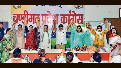 Chandigarh Congress chief HS Lucky, party candidate Manish Tewari, All India Mahila Congress president Alka Lamba, along with women wing workers, during a meeting held at the party office in Sector 35 on Thursday. (HT Photo) Chandigarh Congress chief HS Lucky, party candidate Manish Tewari, All India Mahila Congress president Alka Lamba, along with women wing workers, during a meeting held at the party office in Sector 35 on Thursday. (HT Photo)