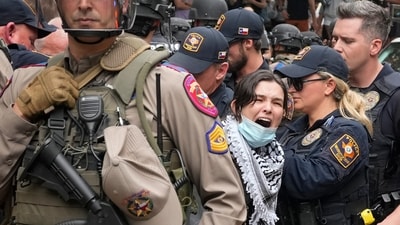 Law enforcement carry a pro-Palestinian protester at the University of Texas, during the ongoing conflict between Israel and the Palestinian Islamist group Hamas, in Austin, Texas, U.S. April 24, 2024.    REUTERS/Nuri Vallbona       TPX IMAGES OF THE DAY (REUTERS)
