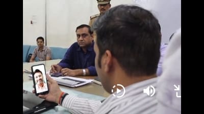 Jaunpur District Magistrate Ravindra Kumar Mandar talking to a migrant . (HT photo) Jaunpur District Magistrate Ravindra Kumar Mandar talking to a migrant . (HT photo)