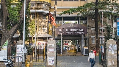 Mumbai, India - April 17, 2020: People passby KEM Hospital, Parel in Mumbai, India, on Friday, April 17, 2020. (Photo by Pratik Chorge/Hindustan Times) (Pratik Chorge/HT Photo) Mumbai, India - April 17, 2020: People passby KEM Hospital, Parel in Mumbai, India, on Friday, April 17, 2020. (Photo by Pratik Chorge/Hindustan Times) (Pratik Chorge/HT Photo)