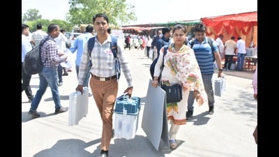 Polling personnel leaving for polling booths in Bulandhshahr Lok Sabha constituency on Thursday. (HT photo)