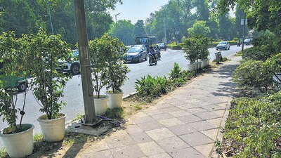 Prabhat was found dead along the C-Hexagon stretch between Pandara Road and Shahjahan Road. (Vipin Kumar/HT) Prabhat was found dead along the C-Hexagon stretch between Pandara Road and Shahjahan Road. (Vipin Kumar/HT)