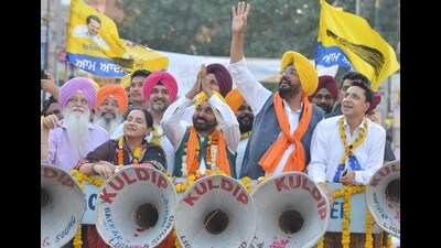 Punjab CM Bhagwant Mann, and Amritsar candidate Kuldeep Singh Dhaliwal during a roadshow in Amritsar on Thursday. (Sameer Sehgal/HT) Punjab CM Bhagwant Mann, and Amritsar candidate Kuldeep Singh Dhaliwal during a roadshow in Amritsar on Thursday. (Sameer Sehgal/HT)