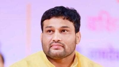 Senior Congress leaders on Thursday declared support to MVA Sangli candidate wrestler Chandrahar Patil. (HT) Senior Congress leaders on Thursday declared support to MVA Sangli candidate wrestler Chandrahar Patil. (HT)