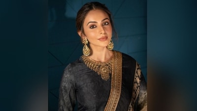 With the help of make-up artist Salim Sayed, Rakul got decked up in nude eyeshadow, smudged kajal, mascaraed lashes, contoured cheekbones, blushed cheeks, luminous highlighter and a shade of nude lipstick. (Instagram/@rakulpreet) With the help of make-up artist Salim Sayed, Rakul got decked up in nude eyeshadow, smudged kajal, mascaraed lashes, contoured cheekbones, blushed cheeks, luminous highlighter and a shade of nude lipstick. (Instagram/@rakulpreet)
