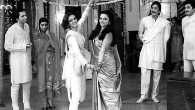 Farah made her debut with Faasle in 1985. The film, produced and directed by Yash Chopra, featured Sunil Dutt, Rekha, Farooq Shaikh, Deepti Naval, Rohan Kapoor, Farah, Raj Kiran, Sushma Seth and Aloknath. 