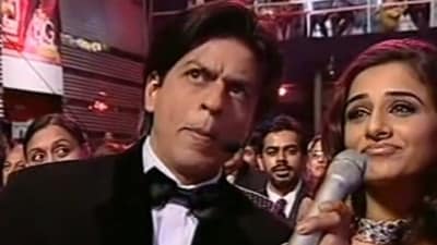 Shah Rukh Khan presented the Na-Real award to Vidya Balan for Heyy Babyy in 2008 Shah Rukh Khan presented the Na-Real award to Vidya Balan for Heyy Babyy in 2008
