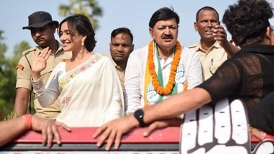 Neha Sharma was seen cheerfully waving to the public and requesting them to vote for her father Ajit Sharma's party&nbsp;Indian&nbsp;National Congress. (Instagram/@mybhagalpur)