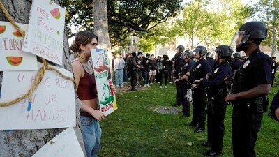 FILE PHOTO: LAPD surrounds students protesting in support of Palestinians at an encampment at the University of Southern California’s Alumni Park, as the conflict between Israel and the Palestinian Islamist group Hamas continues, in Los Angeles, California, U.S., April 24, 2024.  REUTERS/Zaydee Sanchez/File Photo (REUTERS)