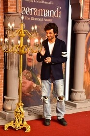 Sunil Grover graces the red carpet at Heeramandi screening Sunil Grover graces the red carpet at Heeramandi screening