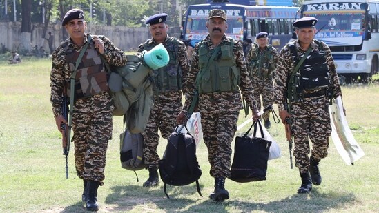 Security personnel leave for election duty, in Jammu, UT of Jammu and Kashmir.(PTI)