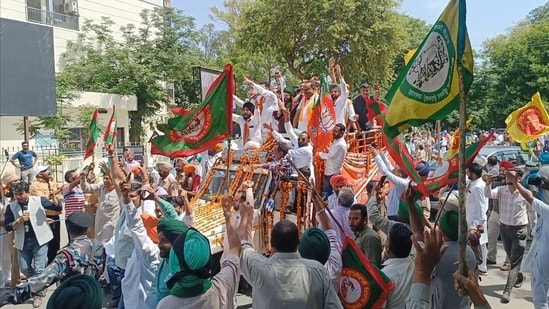 Faridkot BJP candidate Hans Raj Hans being heckled by farmers during campaigning. (HT File)