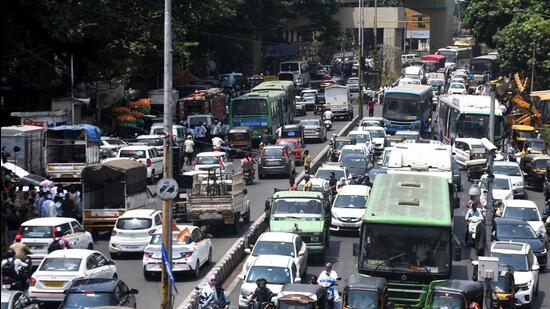 Long queues of vehicles were witnessed at Deccan, Karve Road and Shivajinagar areas even as traffic changes were made by authorities for the public rally. (HT PHOTO)