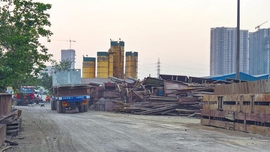 Mumbai, India. April 01,2024 : The Brihanmumbai Municipal Corporation (BMC) sent property notices to Dogus Soma JV, HCC MMS JV and Continental ITD Cementation Tata Project JV Compony`s casting yard. April 01,2024. (Photo by Raju Shinde/HT Photo)