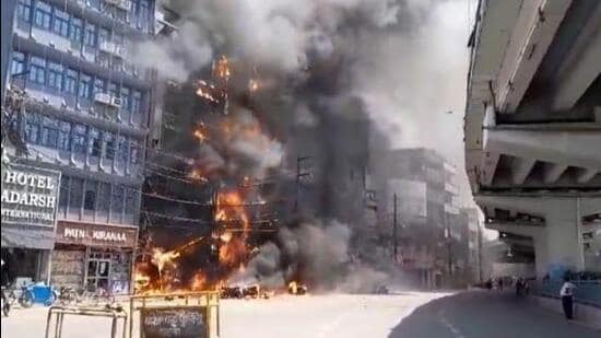 Santosh Kumat/HT (A huge fire broke out in a hotel near the Patna railway station)
