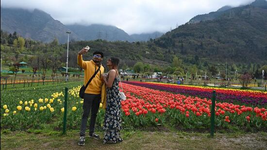 Tourists at the Tulip garden in the foothills of Zabarwan moutains in Srinagar, Kashmir. (HT File)