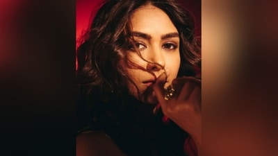 With the help of make-up artist Lochan, Mrunal got decked up in nude eyeshadow, mascara-covered lashes, winged eyeliner, contoured cheekbones, rosy cheeks, luminous highlighter, and a shade of nude lipstick. (Instagram/@mrunalthakur) With the help of make-up artist Lochan, Mrunal got decked up in nude eyeshadow, mascara-covered lashes, winged eyeliner, contoured cheekbones, rosy cheeks, luminous highlighter, and a shade of nude lipstick. (Instagram/@mrunalthakur)