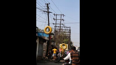 After 2013, the power utility decided to appoint women employees on linewoman posts, like Rinku Bansode-Thite who died after the brutal attack while on duty. (HT PHOTO) After 2013, the power utility decided to appoint women employees on linewoman posts, like Rinku Bansode-Thite who died after the brutal attack while on duty. (HT PHOTO)