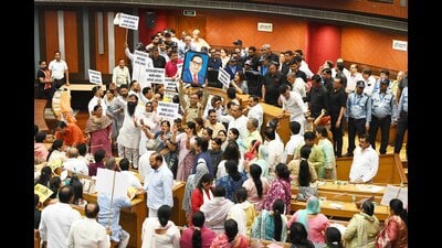 BJP and AAP councillors protest in the MCD house. (Sanjeev Verma/HT Photo)