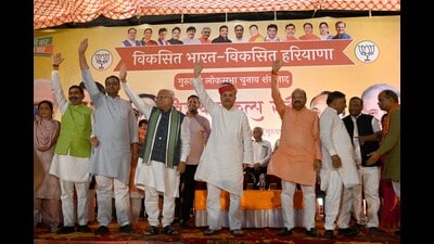 Former Haryana chief minister Manohar Lal Khattar, BJP candidate from Gurugram parliamentary constituency Rao Inderjit Singh and others during the Vijay Sankalp rally at Bhim Nagar in Gurugram on Friday. (Parveen Kumar/HT PHOTO) Former Haryana chief minister Manohar Lal Khattar, BJP candidate from Gurugram parliamentary constituency Rao Inderjit Singh and others during the Vijay Sankalp rally at Bhim Nagar in Gurugram on Friday. (Parveen Kumar/HT PHOTO)