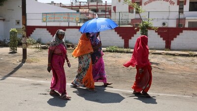 Women shelter under an umbrella due to the heat as they leave a polling station after casting their vote, during the second phase of the general election in Mathura, in the northern Indian state of Uttar Pradesh, India, April 26, 2024. REUTERS/Anushree Fadnavis (REUTERS)