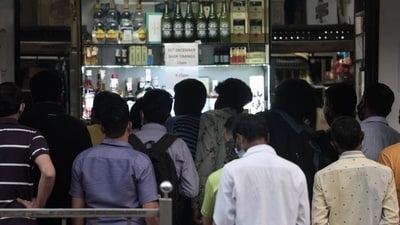 Maharashtra has over 18,000 licenced liquor shops, including restaurants and bars, and 90 liquor-manufacturing units (Satish Bate/HT PHOTO) Maharashtra has over 18,000 licenced liquor shops, including restaurants and bars, and 90 liquor-manufacturing units (Satish Bate/HT PHOTO)
