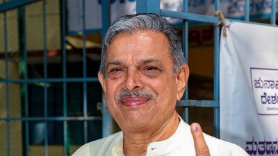 RSS Sarakaryavah Dattatreya Hosabale shows his finger marked with indelible ink after casting vote for the second phase of Lok Sabha elections in Bengaluru. (PTI) RSS Sarakaryavah Dattatreya Hosabale shows his finger marked with indelible ink after casting vote for the second phase of Lok Sabha elections in Bengaluru. (PTI)